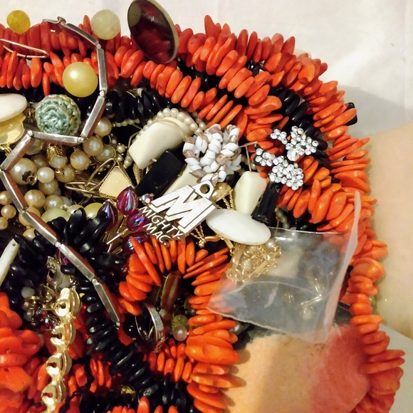 Costume Jewelry Scrap Lot 5lbs. - Picture 8 of 8
